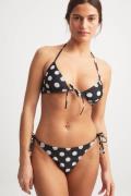 NA-KD Swimwear Trekant-bikinitopp med knytning fram - Dotted