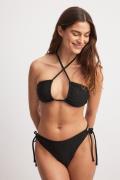 NA-KD Bikinitopp med kryss fram - Black