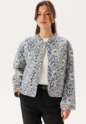 ONLY Onlhallie Quilted Jacket Cloud Dancer Aop:blue Tile Pri XS