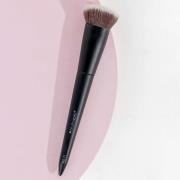 brushworks No. 11 Flat Top Contour Brush