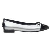 Estro Kvinnors Silver & Svart Läder Ballet Flats med Metallic Sheen Er...