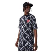 New Era Svart Bulls All-Over Print Tee Black, Herr