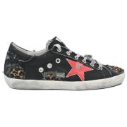 Golden Goose Svarta Superstar Sneakers med Röd Stjärna Black, Dam