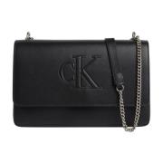 Calvin Klein Jeans Svart Crossbody-väska med Skulpterad Klaff Black, D...