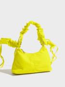 NuNoo - Handväskor - Yellow - Dandy Wrinkle Recycled Nylon - Väskor - ...