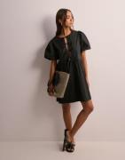 Nelly - Svart - Bow Puff Sleeve Dress