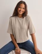 Nelly - Beige - Soft Luxe Tee