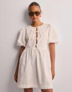 Nelly - Vit - Bow Puff Sleeve Dress