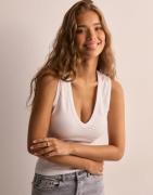 Nelly - Vit - V Neck Tank Top
