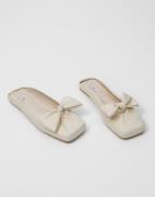 Nelly - Vit - Slip In Bow Sandal