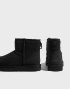 UGG - Svart - W Classic Mini II