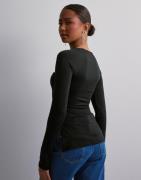Nelly - Svart - My Flirty Square Top