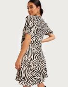 JDY - Multi/Mönstrad - Jdylotus S/S V-Neck Dress Jrs Atk