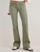 Nelly - Grön - Super Low Heart Pocket Bootcut Jeans