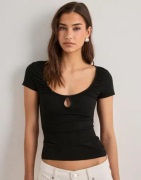 Nelly - Svart - Rouched Keyhole Tee