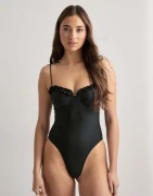 Nelly - Svart - Ruffle Swimsuit