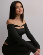 Nelly - Svart - Off Shoulder Buckle Top
