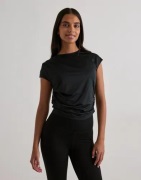 Aim'n - Svart - Luminous Draped Short Sleeve