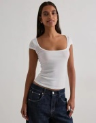Nelly - Vit - Perfect Basic Short Sleeve Top