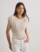 Nelly - Vit - Wonderful Lace Shoulder Top