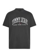 Tommy Jeans Tjm Reg Arc Varsity Washed Tee Svart