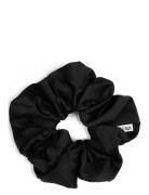 SUI AVA Moon Dust Scrunchie Svart